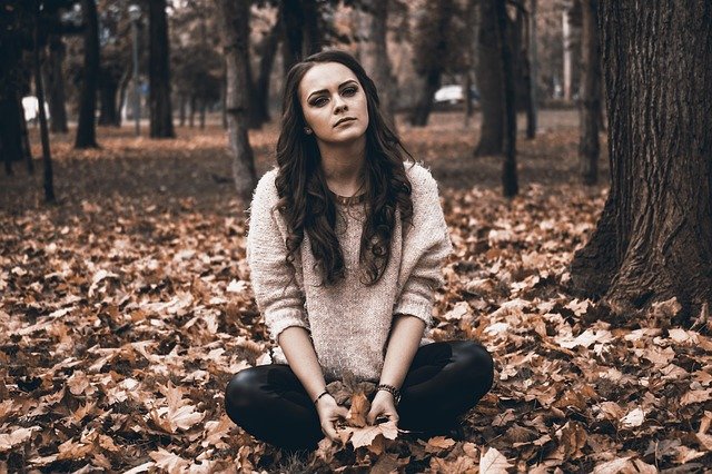 smutný děvče v lese