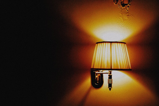 závěsná lampička v ložnici.jpg