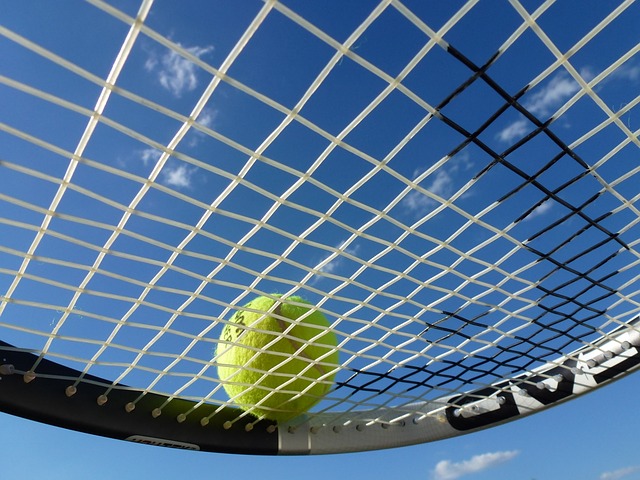 tenisová raketa s míčem